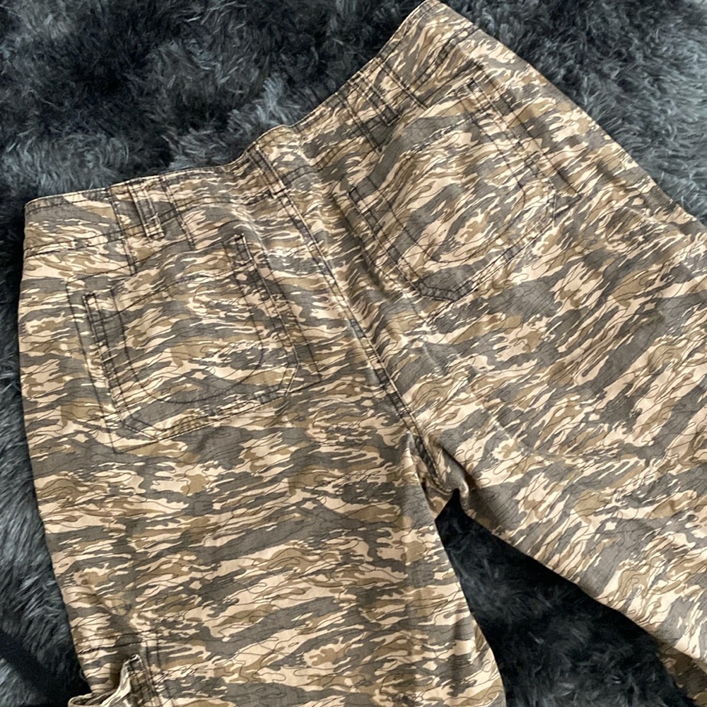 Camo print cropped cargo-style pants - Picture 12 of 16